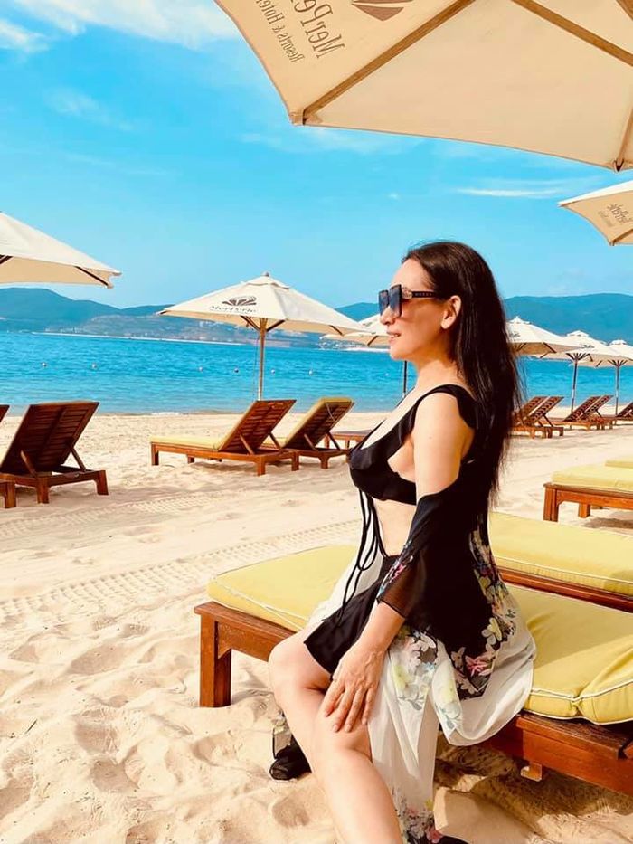 Nữ ca sĩ phải thừa nhận bộ đồ tôn lên vóc dáng của mình. Ảnh FBNV Nữ ca sĩ phải thừa nhận bộ đồ tôn lên vóc dáng của mình. Ảnh FBNV