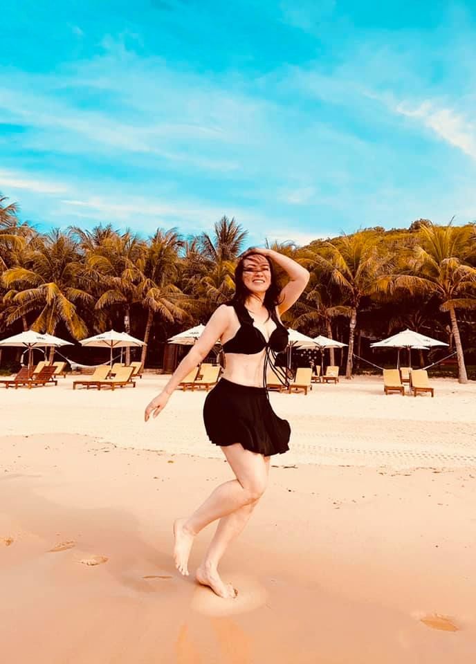Phi Nhung trẻ trung khoe thân hình thon gọn trong bộ đồ bơi. Ảnh FBNv Phi Nhung trẻ trung khoe thân hình thon gọn trong bộ đồ bơi. Ảnh FBNv