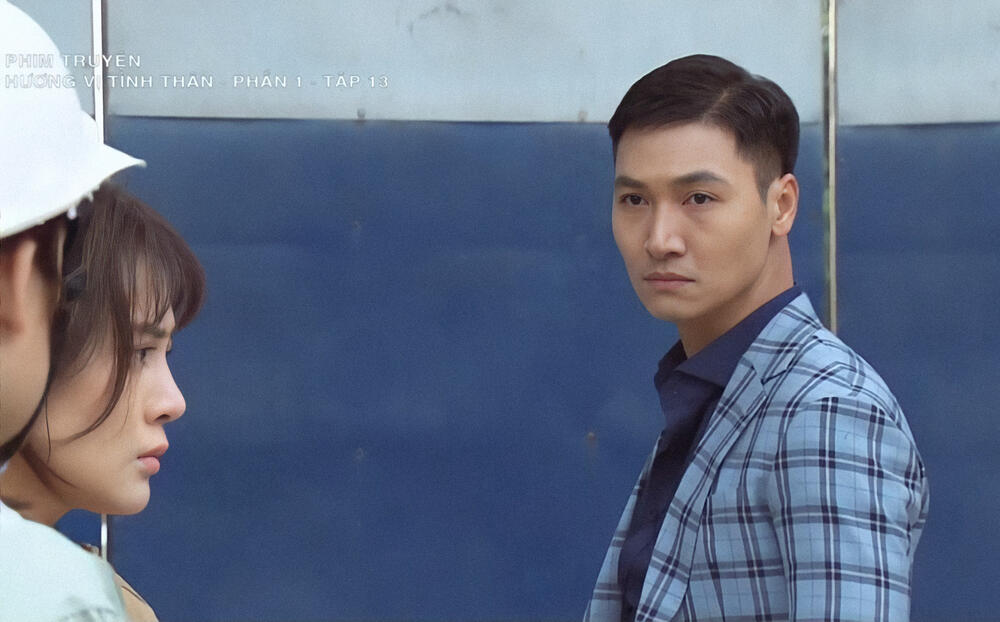 Mạnh Trường lạnh lùng nhìn Phương Oanh bị đầu gấu đe dọa. Ảnh internet