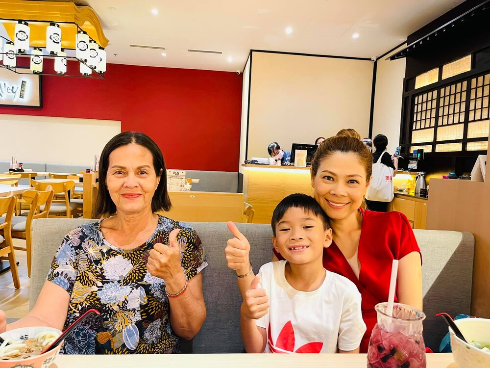 Minh Trí hạnh phúc bên mẹ nuôi và bà ngoại. Ảnh FBNV Minh Trí hạnh phúc bên mẹ nuôi và bà ngoại. Ảnh FBNV