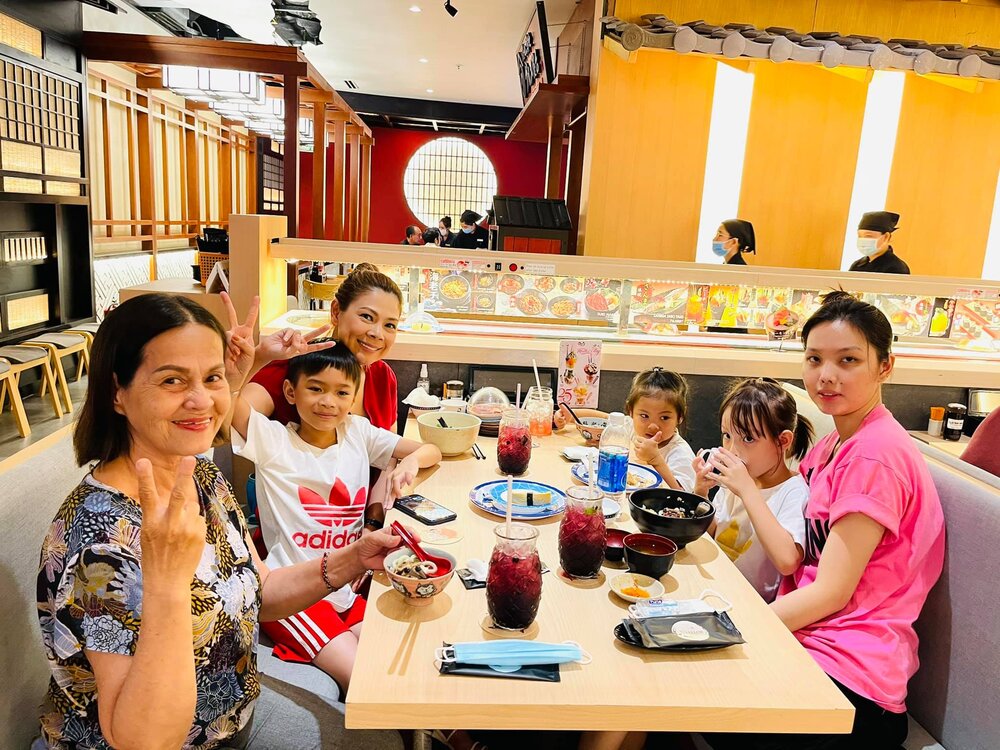 Thanh Thảo đưa các con cùng mẹ ruột đi ăn nhân Ngày của mẹ. Ảnh FBNV