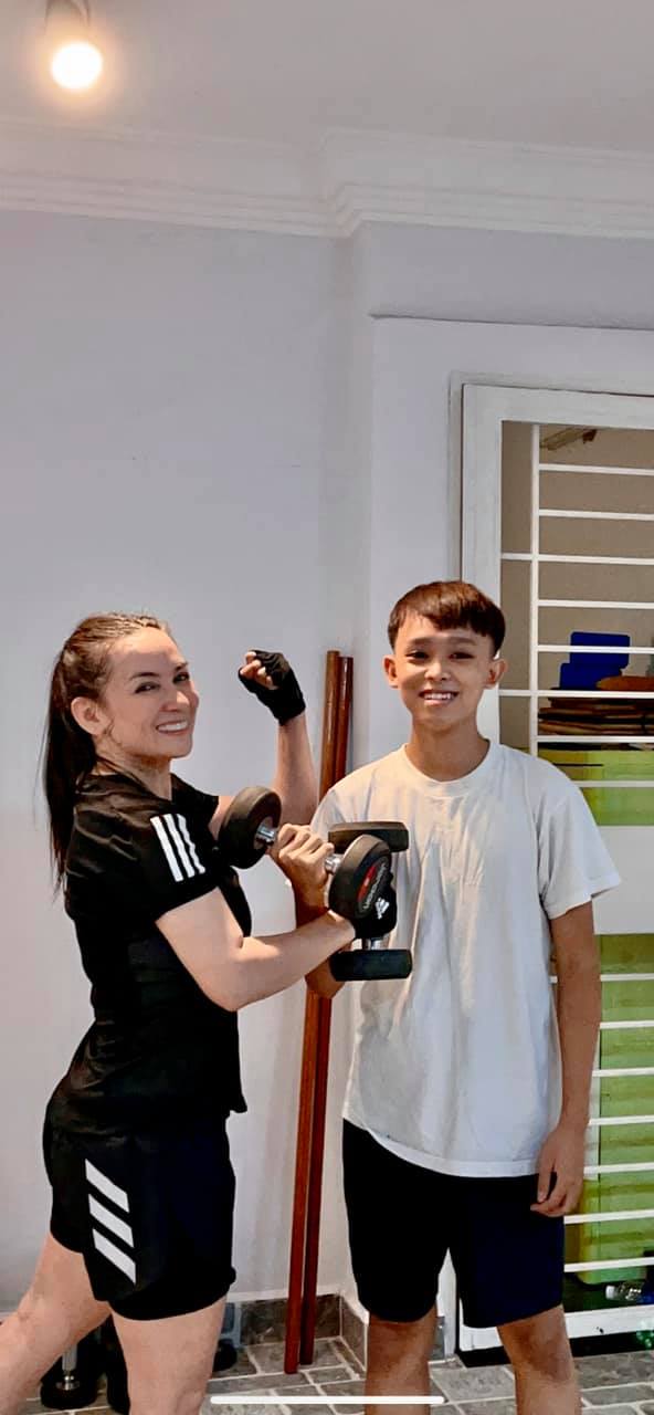 Mối quan hệ mẹ con đã thân thiết hơn sau nhiều ồn ào. Ảnh FBNV