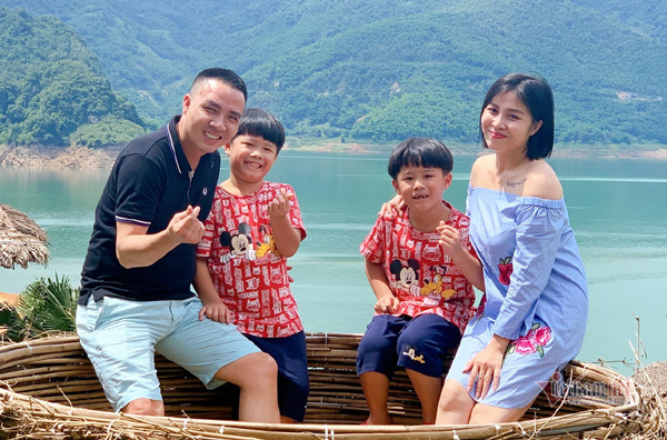 Người chồng hiện tại của Hoàng Linh cũng đang công tác tại VTV. Người chồng hiện tại của Hoàng Linh cũng đang công tác tại VTV.