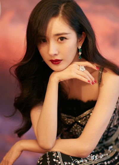 Dương Mịch lộ gương mặt biến dạng, netizen vào mỉa mai 'bà già miệng móm' - Ảnh 2 Dương Mịch lộ gương mặt biến dạng, netizen vào mỉa mai 'bà già miệng móm' - Ảnh 2