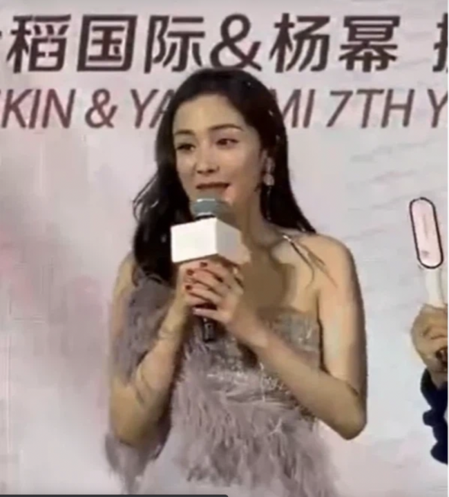 Hình ảnh không muốn nhìn lại của Dương Mịch. Hình ảnh không muốn nhìn lại của Dương Mịch.