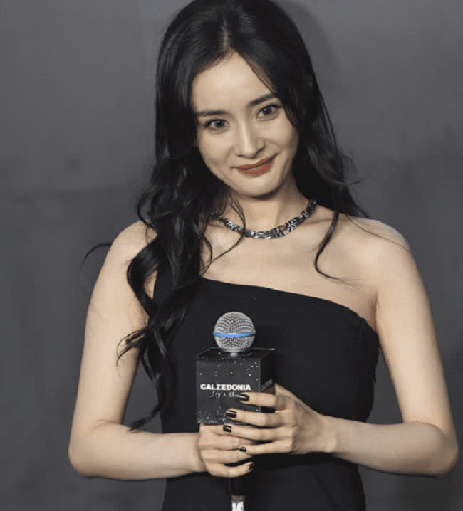 Dương Mịch lộ gương mặt biến dạng, netizen vào mỉa mai 'bà già miệng móm' - Ảnh 4 Dương Mịch lộ gương mặt biến dạng, netizen vào mỉa mai 'bà già miệng móm' - Ảnh 4