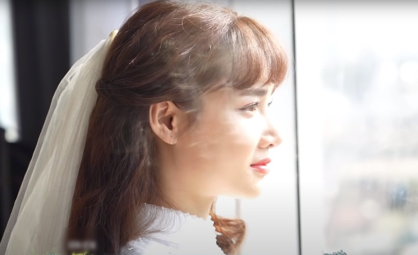 Nhã Phương xuất hiện trong một đoạn clip hậu trường. Nhã Phương xuất hiện trong một đoạn clip hậu trường.