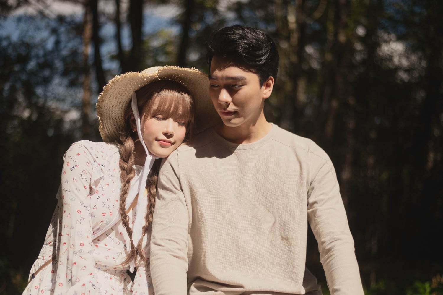 Thiều Bảo Trâm và nam chính trong MV.