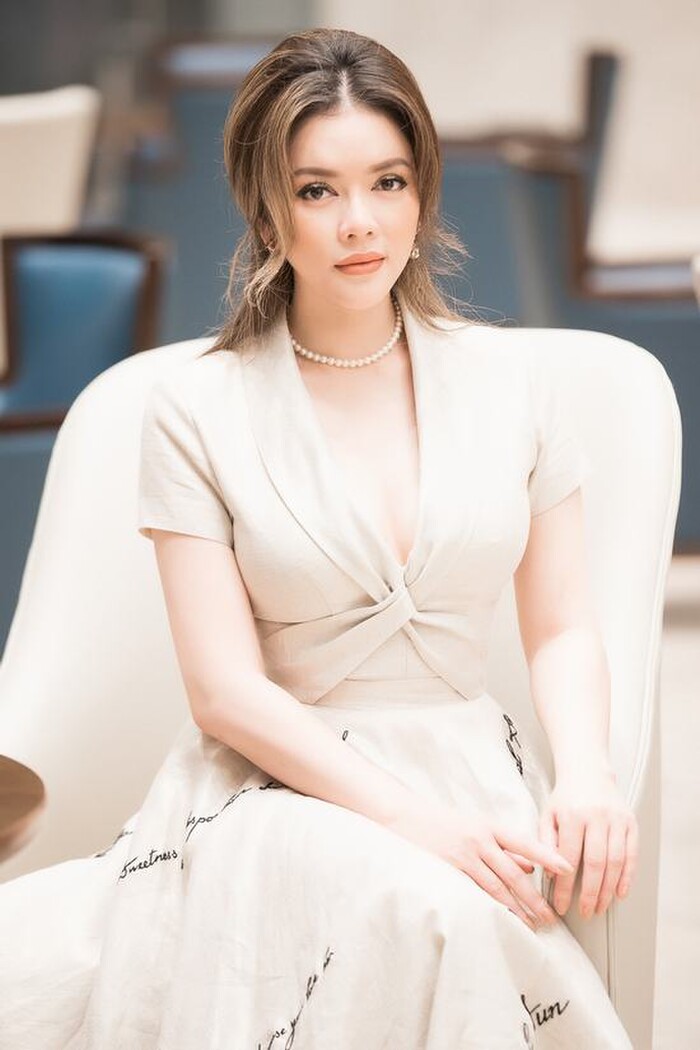 Lý Nhã Kỳ khoe ảnh tình tứ bên 'trai lạ' đúng ngày Tỏ tình, phải chăng 'đại gia kim cương' đã tìm được bến đỗ? - Ảnh 1 Lý Nhã Kỳ khoe ảnh tình tứ bên 'trai lạ' đúng ngày Tỏ tình, phải chăng 'đại gia kim cương' đã tìm được bến đỗ? - Ảnh 1
