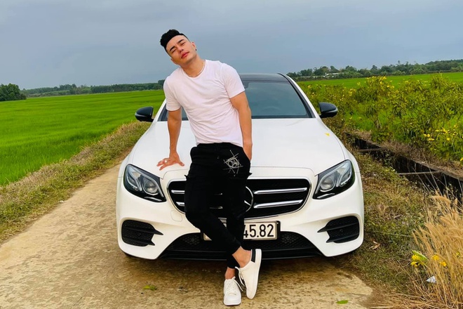 Anh thường xuyên bị cà khịa vì thi 14 lần đều bị trượt không lấy được bằng lái xe.