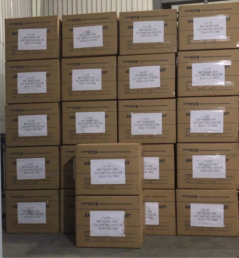 Hơn 20 thùng chứa đồ bảo hồ được đóng gói chuyển đến vùng dịch Bắc Giang.