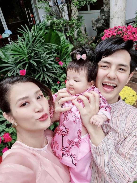 Cuộc sống càng viên mãn khi con gái đầu lòng ra đời. Ảnh FBNV Cuộc sống càng viên mãn khi con gái đầu lòng ra đời. Ảnh FBNV