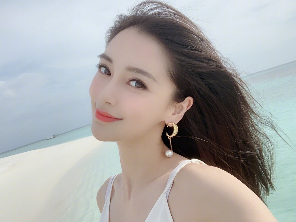 Nhan sắc của Angela Baby khiến nhiều người xuýt xoa. Ảnh Sina Nhan sắc của Angela Baby khiến nhiều người xuýt xoa. Ảnh Sina