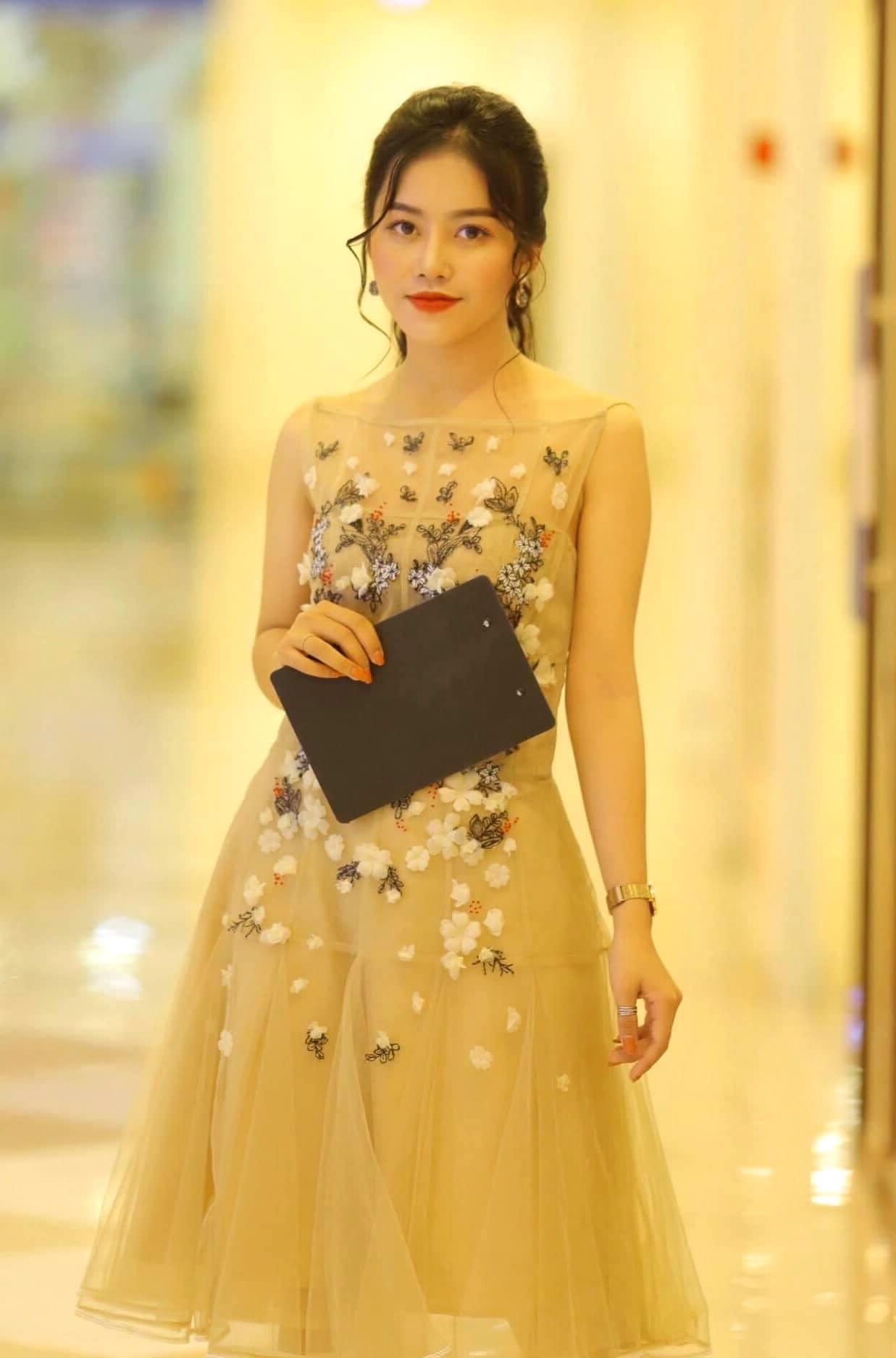 Nhan sắc xinh đẹp của MC Vũ Hà Anh Thư. Ảnh FBNV