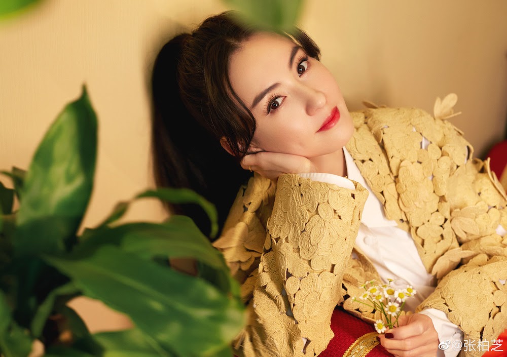 Xuất hiện người đàn ông bí ẩn bên Trương Bá Chi cả thập kỷ, nghi là cha ruột của con trai thứ 3? - Ảnh 1 Xuất hiện người đàn ông bí ẩn bên Trương Bá Chi cả thập kỷ, nghi là cha ruột của con trai thứ 3? - Ảnh 1