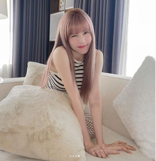 Hình xăm mờ mờ xuất hiện ở tay Thiều Bảo Trâm thu hút sự chú ý. Ảnh IGNV Hình xăm mờ mờ xuất hiện ở tay Thiều Bảo Trâm thu hút sự chú ý. Ảnh IGNV