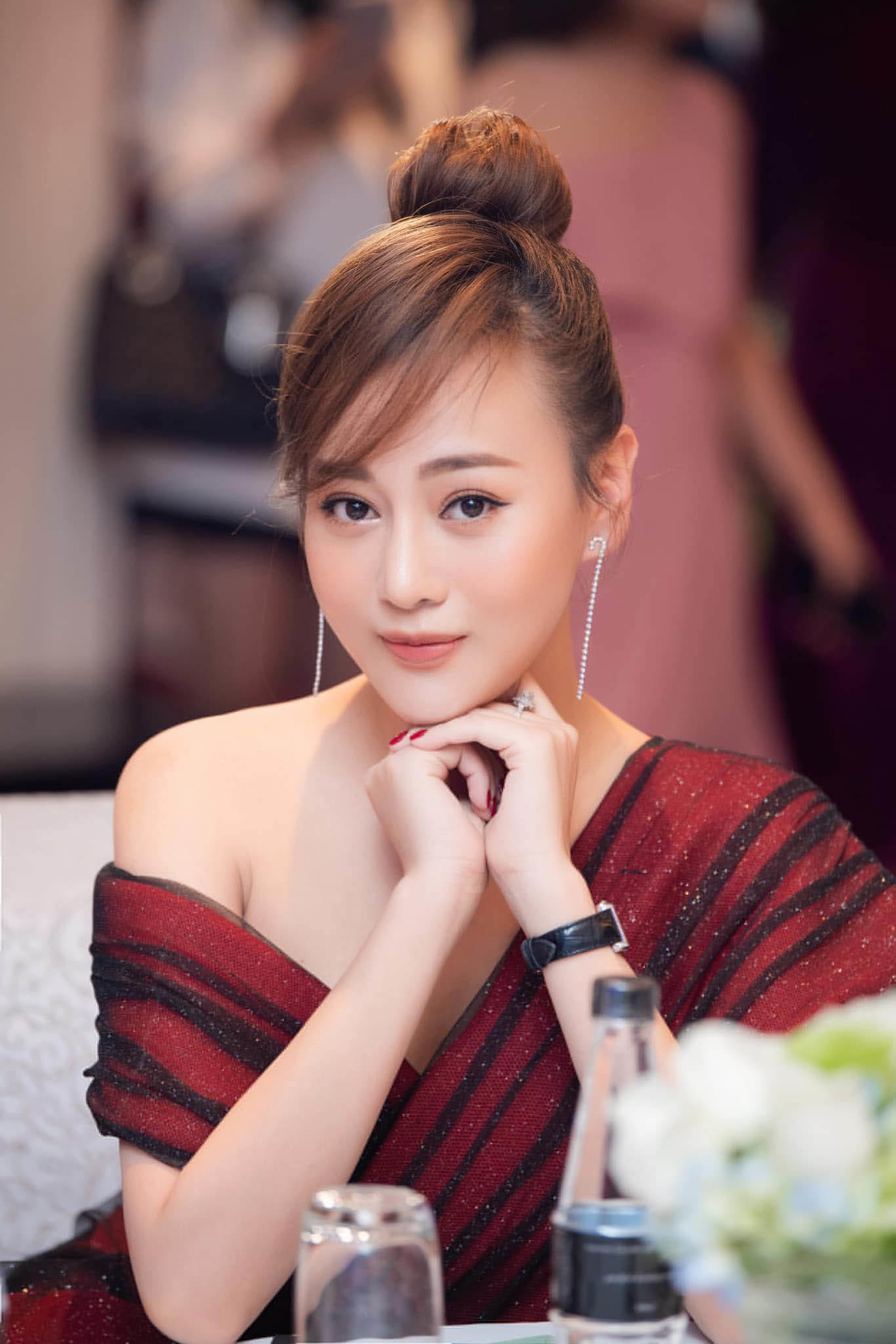 Phương Oanh cao tay đáp trả khi bị soi vết thương ở đầu gối 4 Phương Oanh cao tay đáp trả khi bị soi vết thương ở đầu gối 4