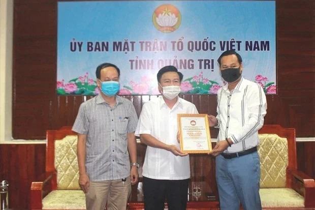 Dân mạng lại tranh cãi chi tiết khó hiểu trong giấy gửi quà từ tiện của Hoài Linh 1 Dân mạng lại tranh cãi chi tiết khó hiểu trong giấy gửi quà từ tiện của Hoài Linh 1