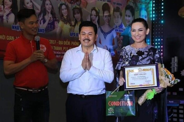 Phi Nhung có thể rơi vào vết xe đổ của Hoài Linh khi bị khui lại khoảnh khắc xuất hiện bên ông Võ Hoàng Yên 3 Phi Nhung có thể rơi vào vết xe đổ của Hoài Linh khi bị khui lại khoảnh khắc xuất hiện bên ông Võ Hoàng Yên 3
