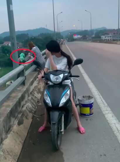 Xôn xao clip hai cô gái thản nhiên đổ ra xuống sông mặc người qua đường nhắc nhở - Ảnh 1 Xôn xao clip hai cô gái thản nhiên đổ ra xuống sông mặc người qua đường nhắc nhở - Ảnh 1