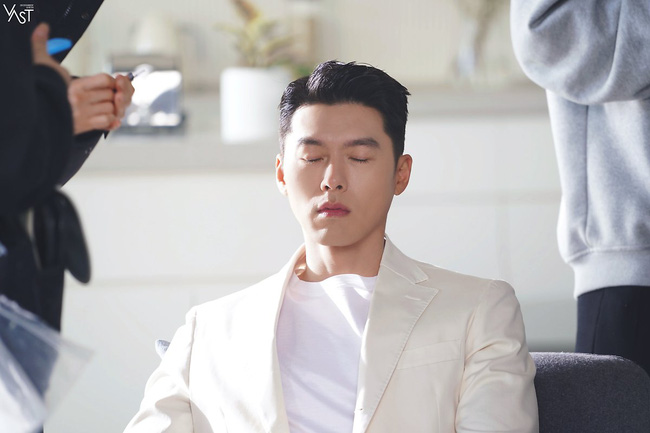 Hyun Bin có màn 'lột xác' ngoạn mục về ngoại hình sau khi bị chê phát tướng 4 Hyun Bin có màn 'lột xác' ngoạn mục về ngoại hình sau khi bị chê phát tướng 4