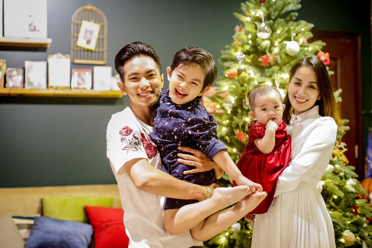 Gia đình hạnh phúc của Khánh Thi và Phan Hiển. Ảnh internet