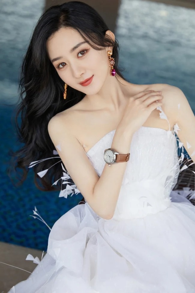 Triệu Lệ Dĩnh ngày càng lên hương về nhan sắc. Triệu Lệ Dĩnh ngày càng lên hương về nhan sắc.