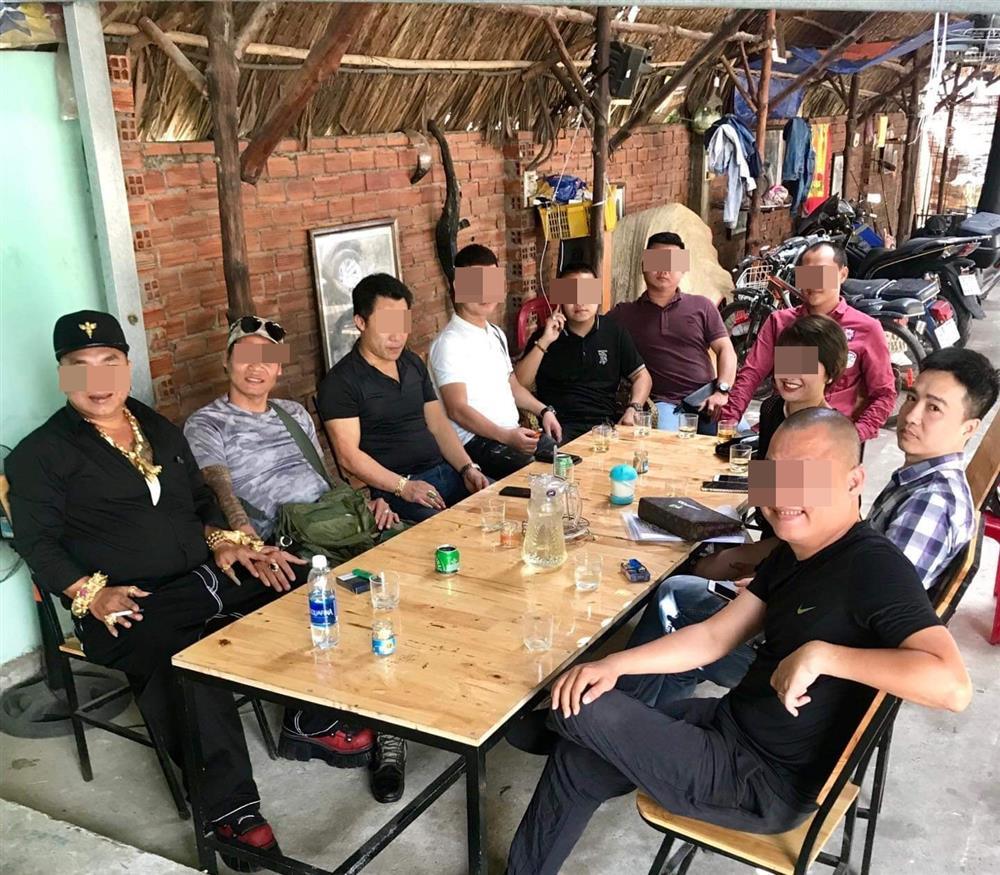Chồng cũ Hoàng Yến chụp ảnh bên bạn bè. Ảnh internet Chồng cũ Hoàng Yến chụp ảnh bên bạn bè. Ảnh internet
