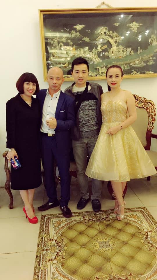 Hoàng Yến chụp ảnh cùng với vợ chồng Đường Nhuệ. Ảnh internet