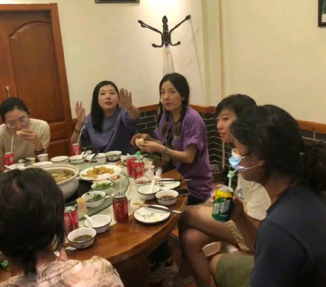 Triệu Vy lộ nhan sắc nhợt nhạt. Ảnh SIna Triệu Vy lộ nhan sắc nhợt nhạt. Ảnh SIna