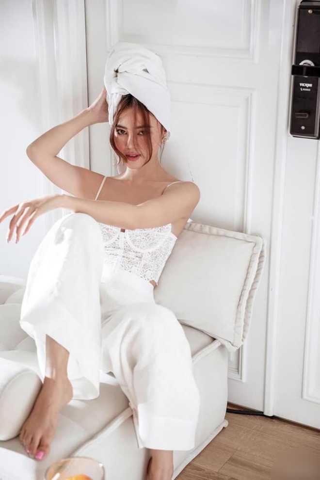 Nửa đêm, Ninh Dương Lan Ngọc gây toát mồ hôi với bức ảnh nóng bỏng - Ảnh 1 Nửa đêm, Ninh Dương Lan Ngọc gây toát mồ hôi với bức ảnh nóng bỏng - Ảnh 1