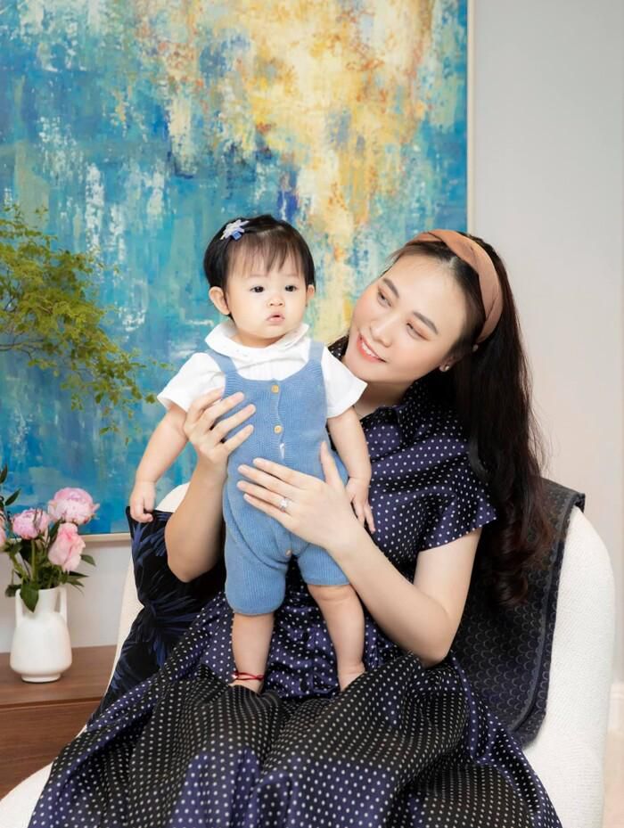 Hồ Ngọc Hà bị chỉ trích khi đưa con nhỏ đóng quảng cáo, mẹ Đàm Thu Trang có phát ngôn gây chú ý 2