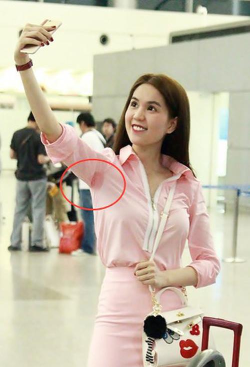 Một mỹ nhân nữa cũng để lại chi tiết kém duyên chính là 'nữ hoàng nội y' Ngọc Trinh. Do không để ý, cô nàng vẫn vô tư chụp ảnh 'seo -phi'. Một mỹ nhân nữa cũng để lại chi tiết kém duyên chính là 'nữ hoàng nội y' Ngọc Trinh. Do không để ý, cô nàng vẫn vô tư chụp ảnh 'seo -phi'.
