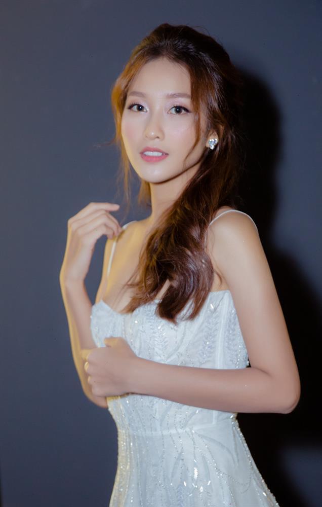 Khả Ngân sở hữu vẻ đẹp trong veo như nàng thơ. Khả Ngân sở hữu vẻ đẹp trong veo như nàng thơ.