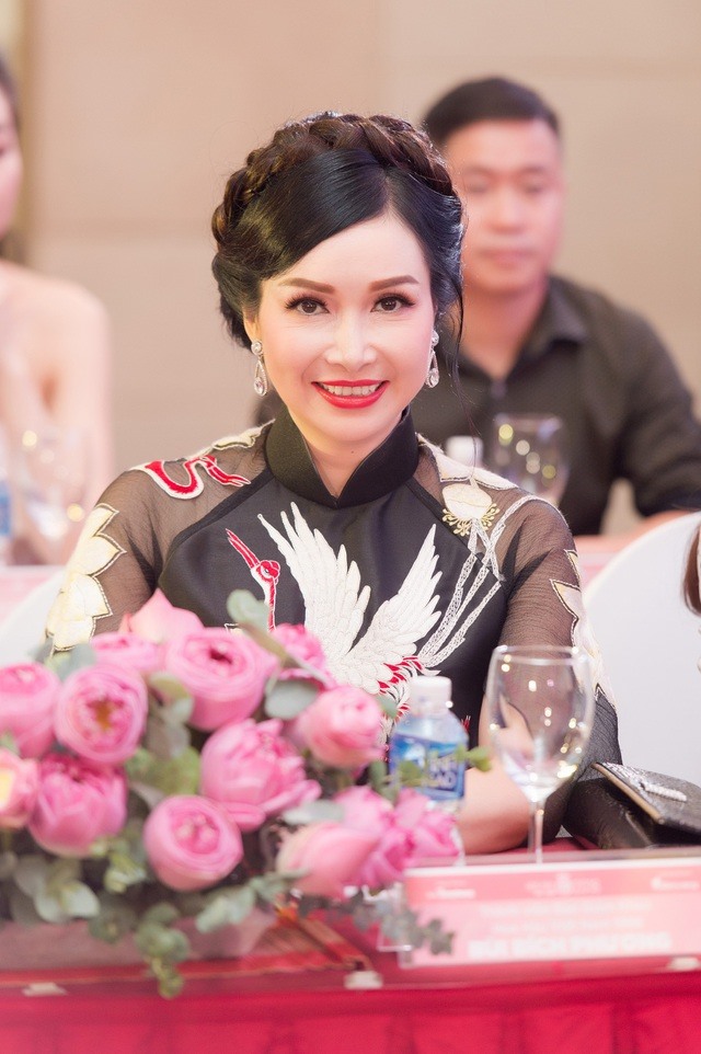 Hoa hậu Bùi Bích Phương lộ nhan sắc ở tuổi U50 sau 33 năm đăng quang 5 Hoa hậu Bùi Bích Phương lộ nhan sắc ở tuổi U50 sau 33 năm đăng quang 5