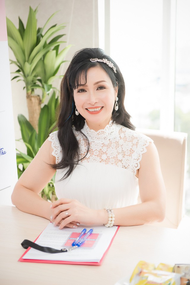 Hoa hậu Bùi Bích Phương lộ nhan sắc ở tuổi U50 sau 33 năm đăng quang 2 Hoa hậu Bùi Bích Phương lộ nhan sắc ở tuổi U50 sau 33 năm đăng quang 2