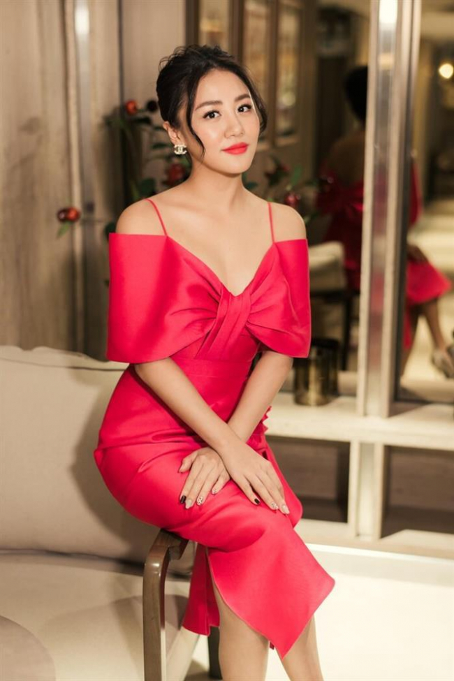 Cô nàng thường xuyên chọn cho mình phong cách khoe ưu điểm trên cơ thể. Cô nàng thường xuyên chọn cho mình phong cách khoe ưu điểm trên cơ thể.