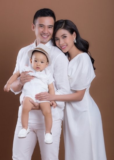 Gia đình hạnh phúc của Lương Thế Thành và Thúy Diễm. Gia đình hạnh phúc của Lương Thế Thành và Thúy Diễm.