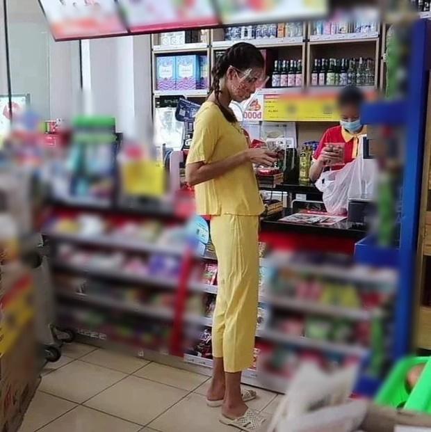 Minh Tú bị chụp lén khi xuất hiện ở một siêu thị giữa mùa dịch. Minh Tú bị chụp lén khi xuất hiện ở một siêu thị giữa mùa dịch.