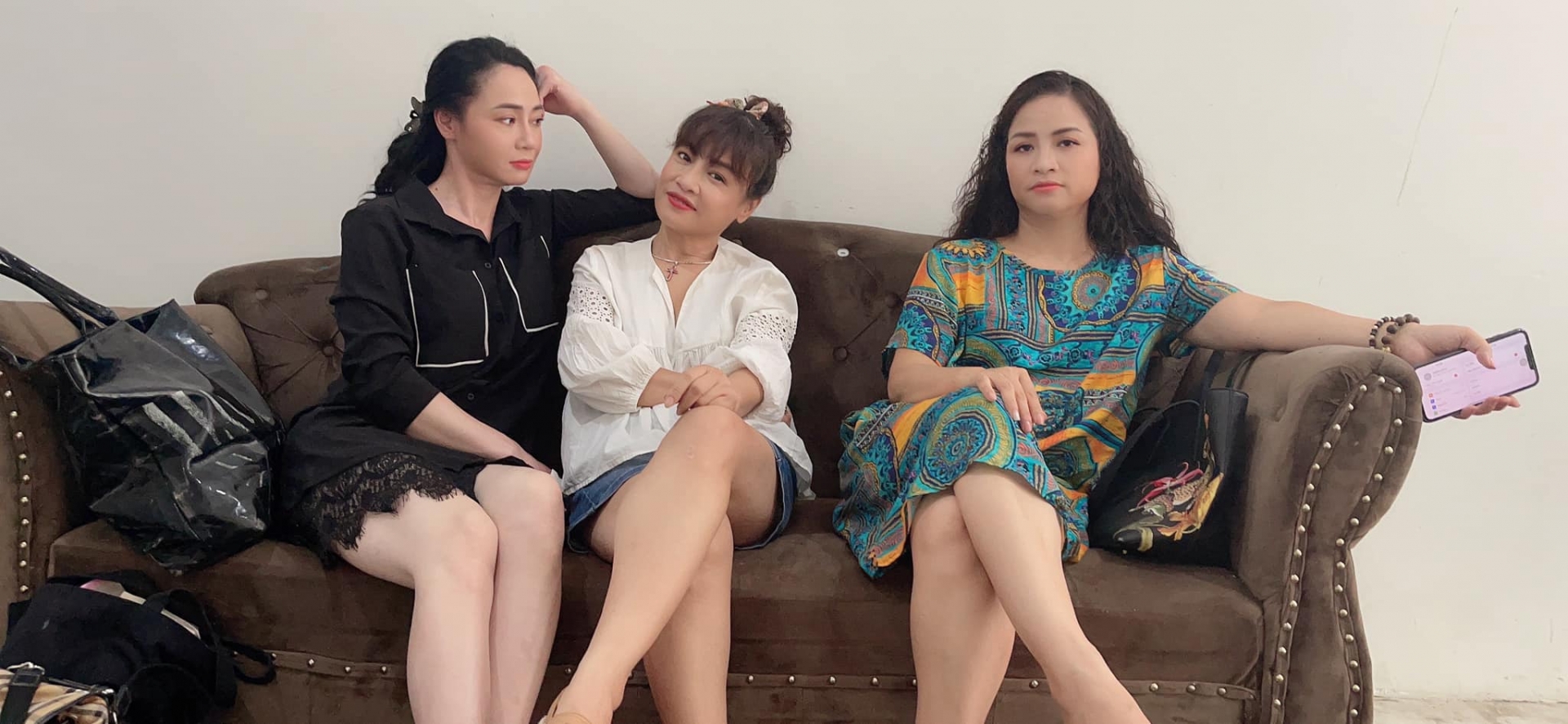 Ngoài đời 3 bà mẹ vẫn thân thiết với nhau trái ngược với trong phim.