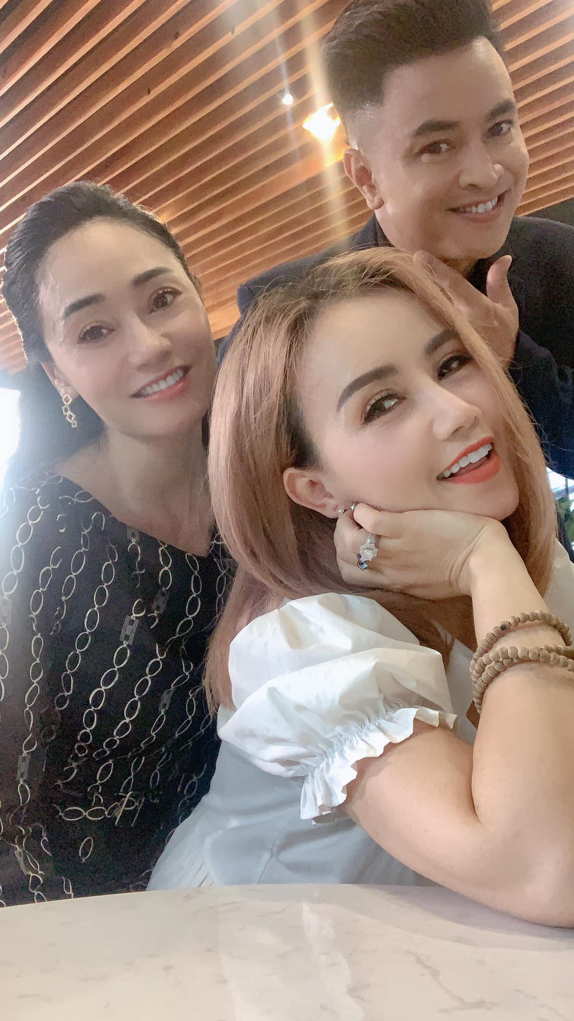 Tổng hợp ảnh hậu trường của 'Hương vị tình thân' chưa được lên sóng: Bà Xuân 'dằn mặt' bà Bích vì 'liếc mắt đưa tình'? - Ảnh 2