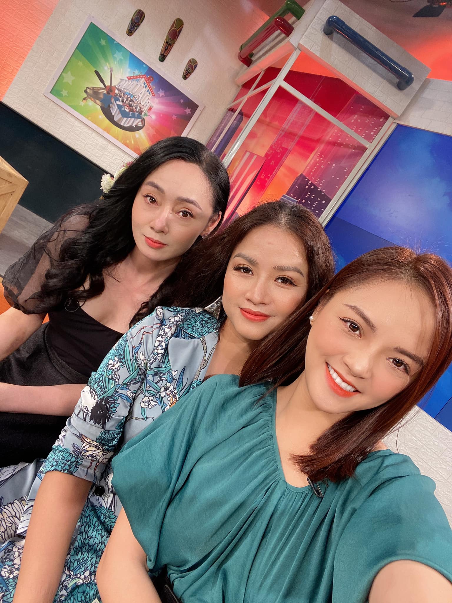 Khánh Thy (Thu Quỳnh) thân thiết với mẹ khác hẳn với tình cảm không mấy thân trong phim 'Hương vị tình thân'. Ảnh FBNV