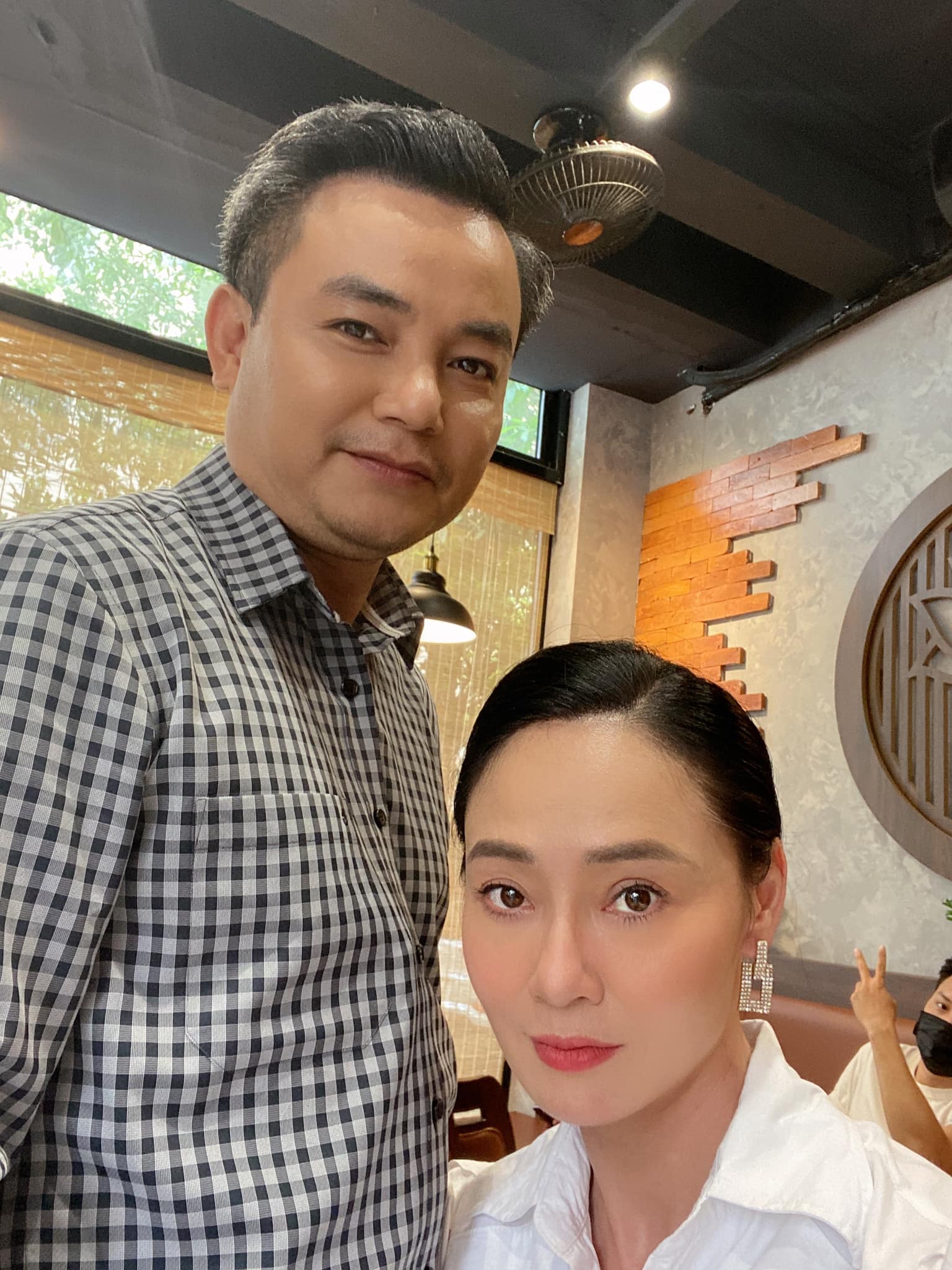 Bà Xuân và ông Khang cũng chụp ảnh rất thần thái. Ảnh FBVN