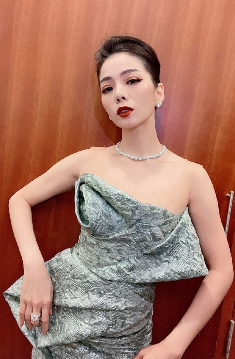 Lệ Quyên từ khi công khai với tình trẻ khá cởi mở chuyện đời tư. Lệ Quyên từ khi công khai với tình trẻ khá cởi mở chuyện đời tư.