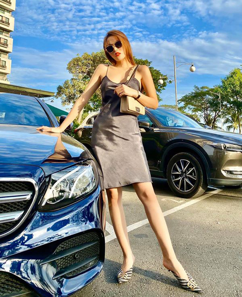 Kỳ Duyên thì ưu thế hơn khi sở hữu chiều cao ấn tượng nên dù chiếc váy trơn màu tối cũng khiến cô nàng gợi cảm hơn nhiều. Kỳ Duyên thì ưu thế hơn khi sở hữu chiều cao ấn tượng nên dù chiếc váy trơn màu tối cũng khiến cô nàng gợi cảm hơn nhiều.