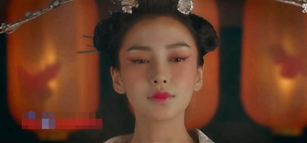 Chắc khó ai nhận ra được đây chính là Angela Baby. Vốn là mỹ nhân xinh đẹp nhưng sao tạo hình này của bà xã Huỳnh Hiểu Minh lại thảm họa như thế này. Nhiều khán giả cho rằng trông không khác gì sản phẩm lỗi của tạo hóa. Chắc khó ai nhận ra được đây chính là Angela Baby. Vốn là mỹ nhân xinh đẹp nhưng sao tạo hình này của bà xã Huỳnh Hiểu Minh lại thảm họa như thế này. Nhiều khán giả cho rằng trông không khác gì sản phẩm lỗi của tạo hóa.