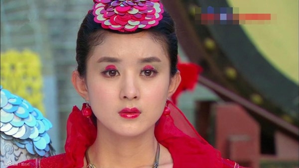 Triệu Lệ Dĩnh hiện đang là ngôi sao hot nhất nhì làng giải trí Hoa ngữ. Không sở hữu nhan sắc quá cực phẩm nhưng diễn xuất của Triệu Lệ Dĩnh lại được đánh giá cao. Thần thái của nữ diễn viên 'Sở Kiều truyện' luôn thượng thừa nhưng cũng phải có lúc không dám nhìn đến bức hình trong quá khứ khi vào vai cá chép tinh Hồng Lăng. Dù vẫn đẹp nhưng nhìn cô nàng giống như hề khi đánh mắt kỳ lạ. Triệu Lệ Dĩnh hiện đang là ngôi sao hot nhất nhì làng giải trí Hoa ngữ. Không sở hữu nhan sắc quá cực phẩm nhưng diễn xuất của Triệu Lệ Dĩnh lại được đánh giá cao. Thần thái của nữ diễn viên 'Sở Kiều truyện' luôn thượng thừa nhưng cũng phải có lúc không dám nhìn đến bức hình trong quá khứ khi vào vai cá chép tinh Hồng Lăng. Dù vẫn đẹp nhưng nhìn cô nàng giống như hề khi đánh mắt kỳ lạ.