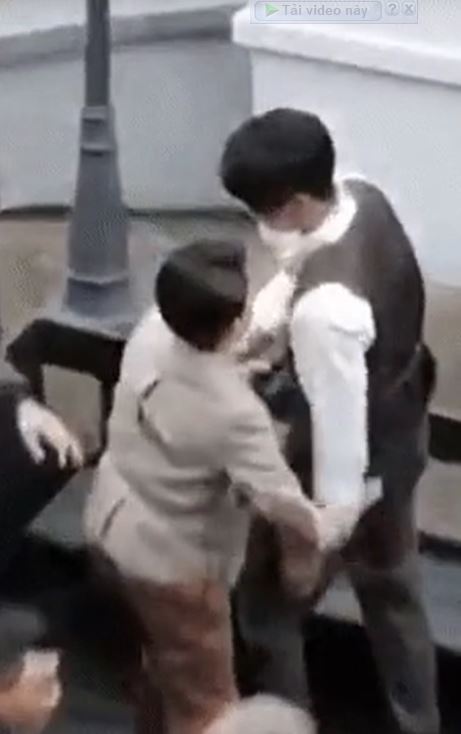 Hứa Khải tái mặt khi bị bạn diễn nữ kéo quần, lộ chỗ nhạy cảm giữa chốn đông người - Ảnh 1