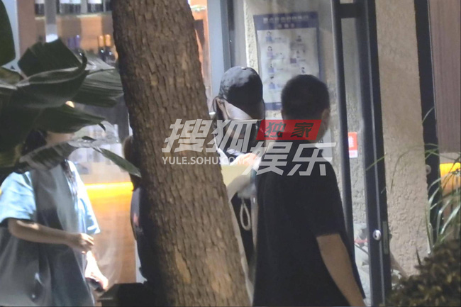 Thái độ với người đi đường cũng không chê vào đâu được. Ảnh SIna