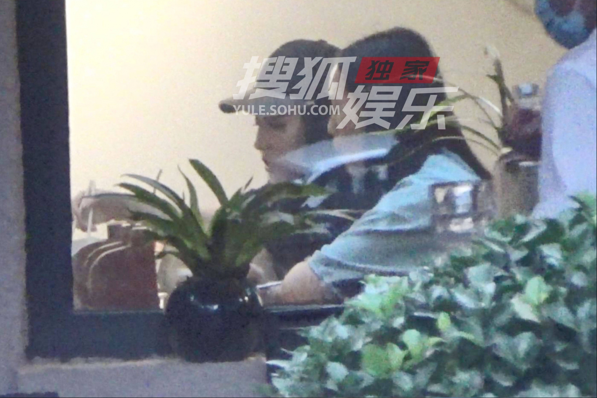 Chất lượng ảnh mờ nhưng vẫn không thể dìm được góc nghiêng thần thánh của Lưu Diệc Phi.